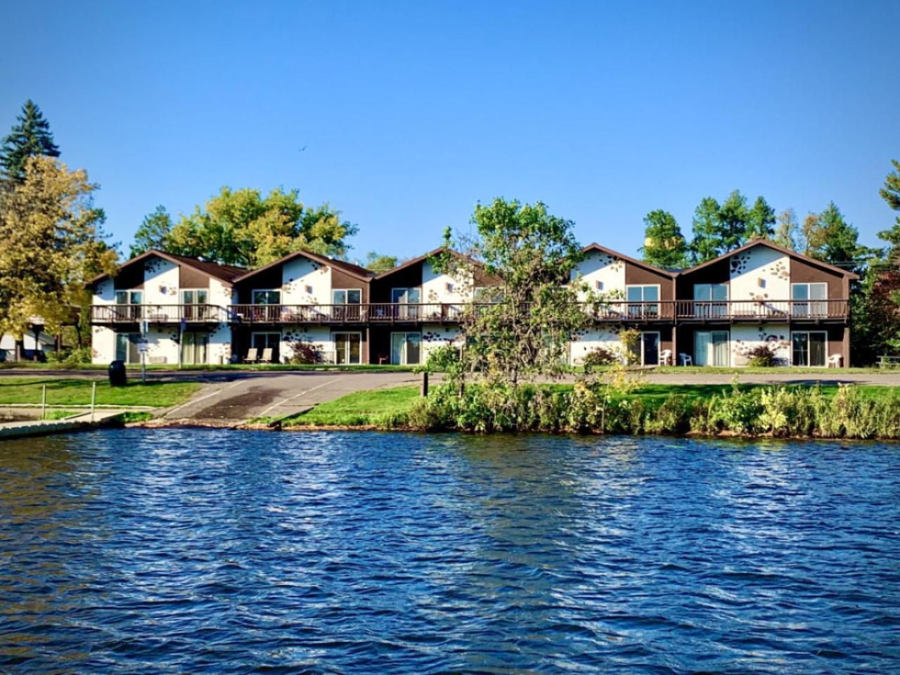 Bridge Inn Tomhawk - 2Nd Floor, 1 King Size Bed, Balcony, River View Tomahawk Екстер'єр фото
