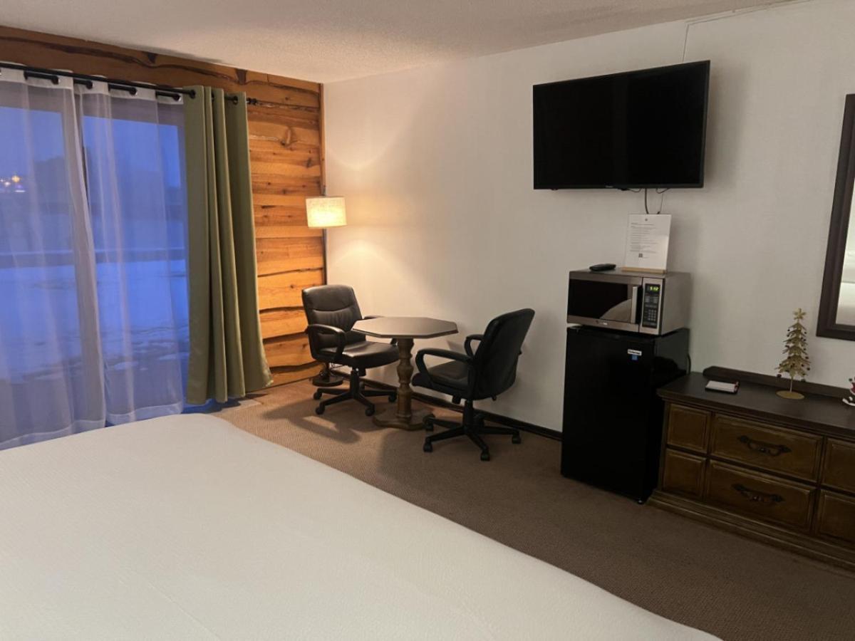 Bridge Inn Tomhawk - 2Nd Floor, 1 King Size Bed, Balcony, River View Tomahawk Екстер'єр фото